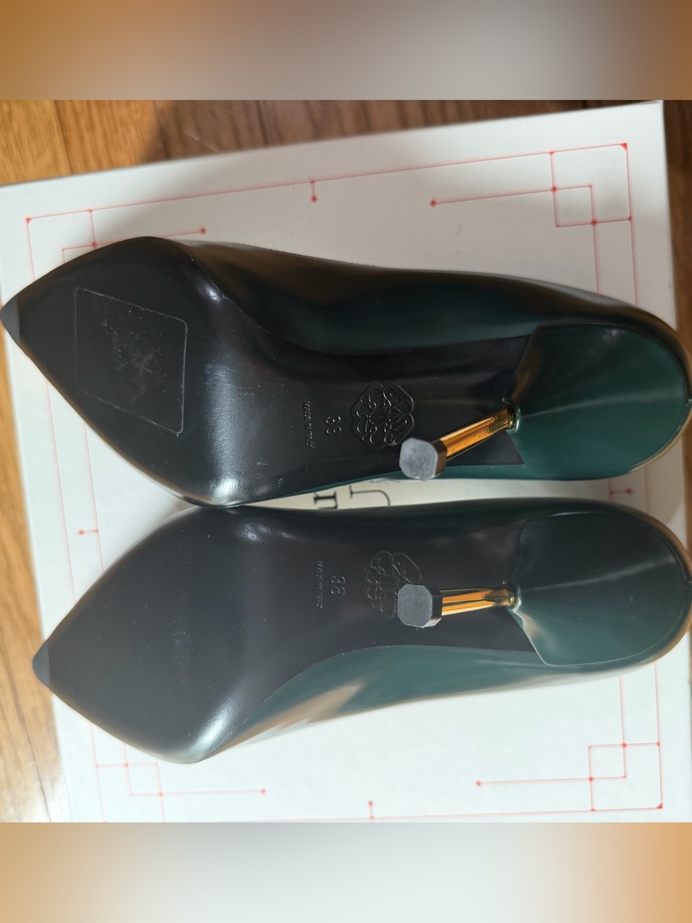 Alexander McQueen Green Patent Pointed-Toe Pumps with Gold Spike Detail - Picture 5 of 9